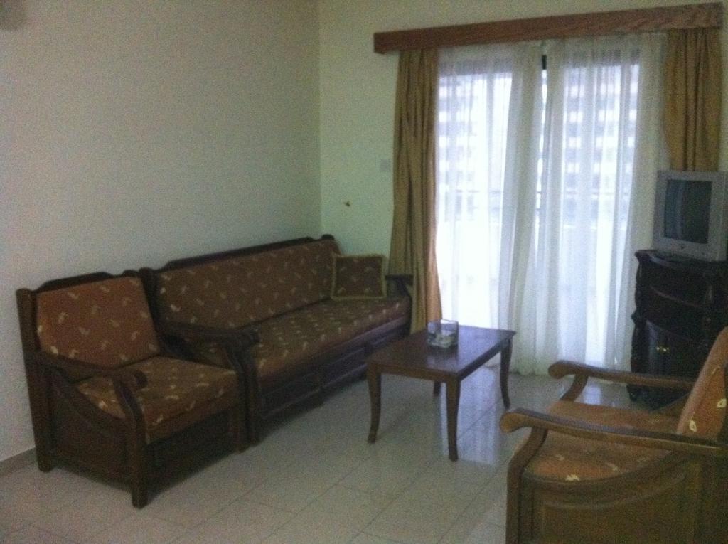 Zakos Court Apartments Larnaca Bagian luar foto