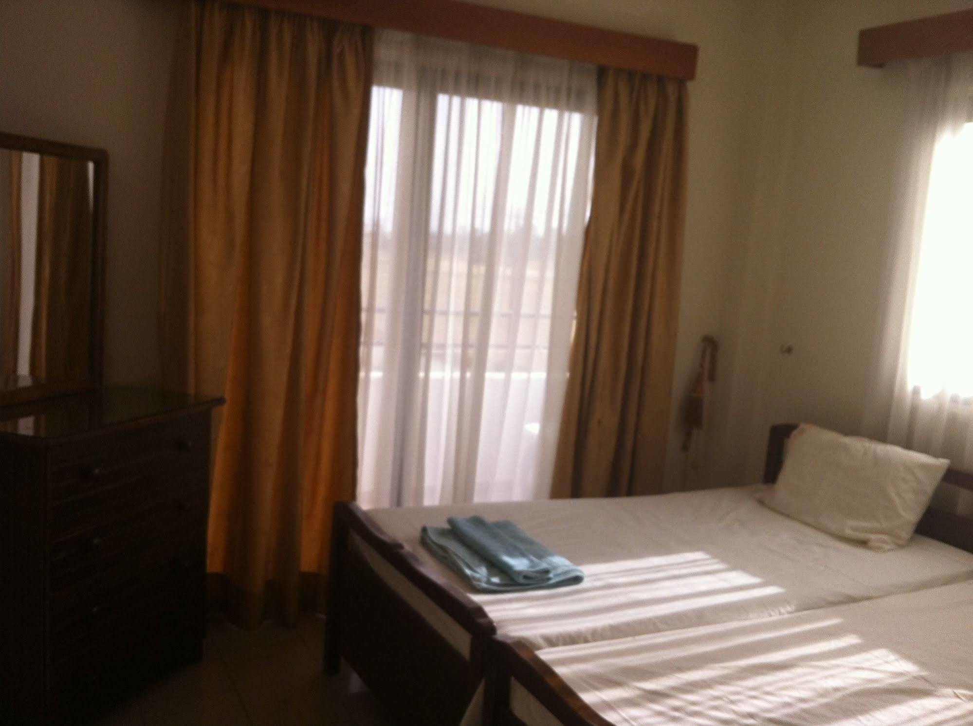 Zakos Court Apartments Larnaca Bagian luar foto