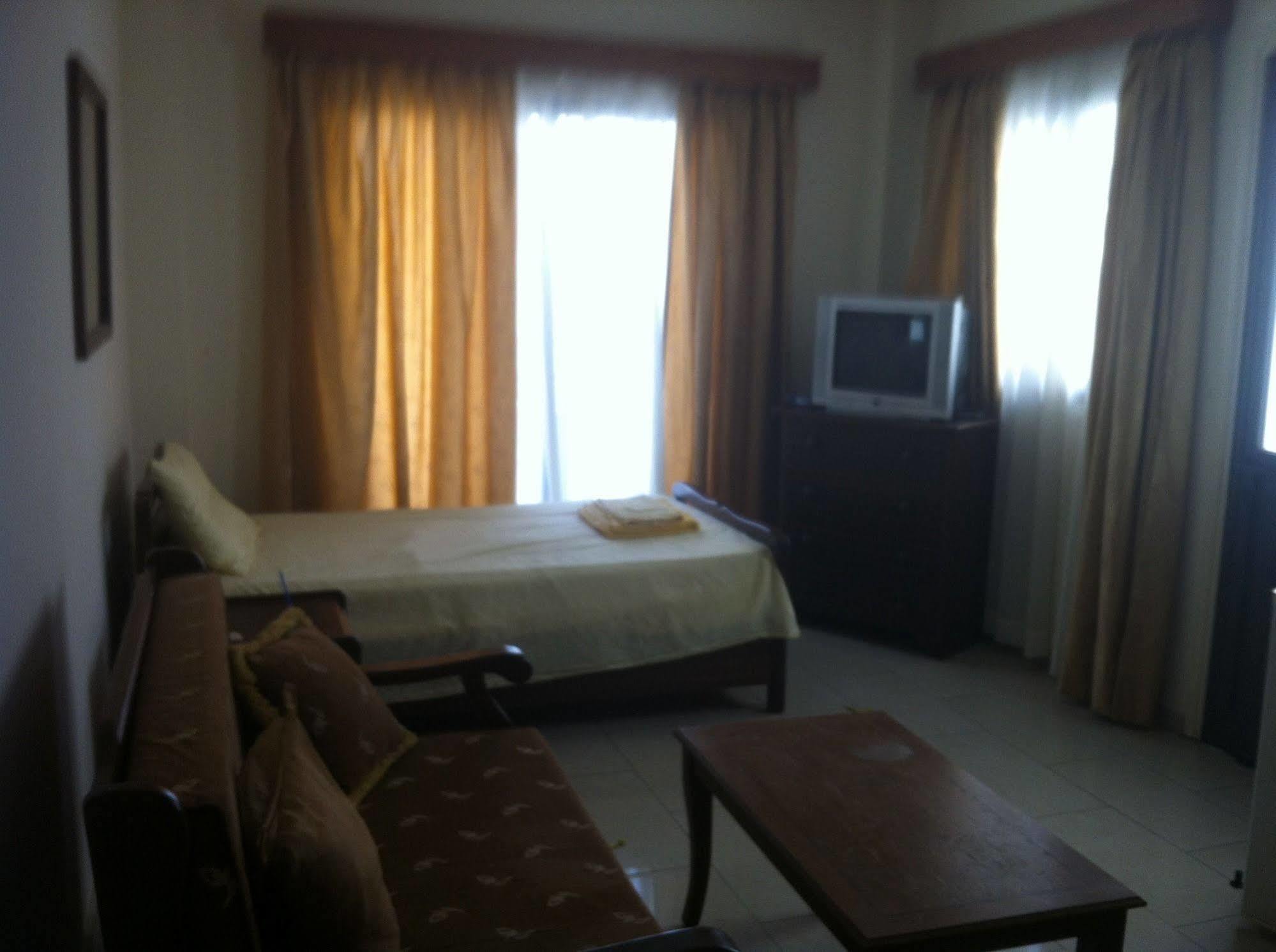 Zakos Court Apartments Larnaca Bagian luar foto